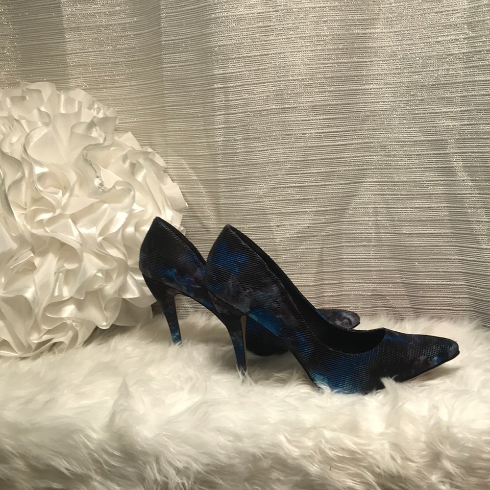 Black/Blue Pumps